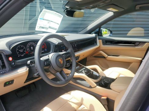 Certified 2025 Porsche Cayenne Coupe image 4