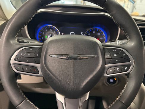 Used 2024 Chrysler Pacifica Touring-L FWD image 23