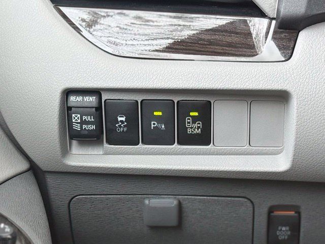 Used 2015 Toyota Sienna XLE w/ XLE Navigation Package FWD image 27