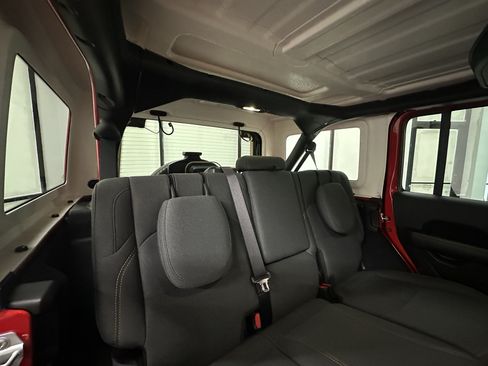 Used 2025 Jeep Wrangler Unlimited Sahara AWD/4WD image 17