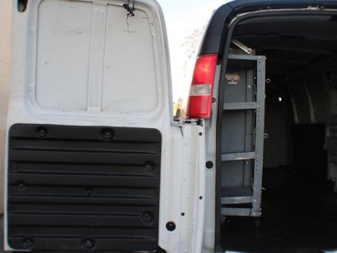 Used 2017 Chevrolet Express 3500 Extended image 24