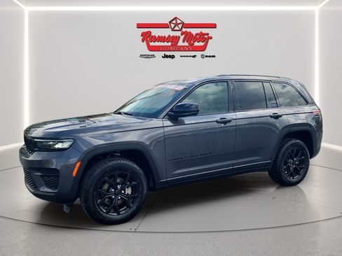 Used 2025 Jeep Grand Cherokee Altitude AWD/4WD image 1