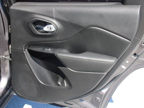 Used 2019 Jeep Cherokee Latitude Plus AWD/4WD image 18
