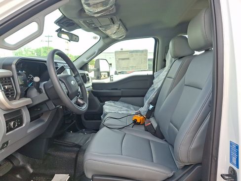 New 2025 Ford F550 4x4 Crew Cab image 8