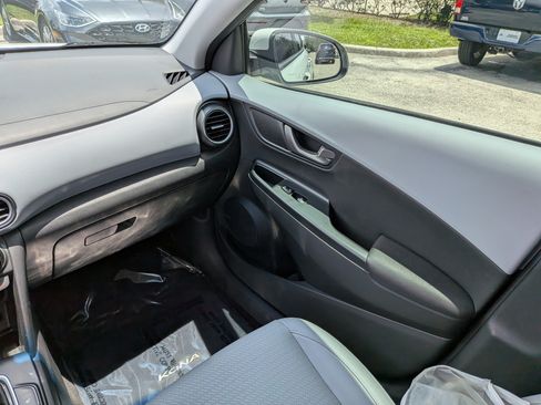 Used 2021 Hyundai Kona Limited w/ Cargo Package FWD image 16