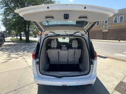 Used 2021 Chrysler Pacifica Touring-L FWD image 37
