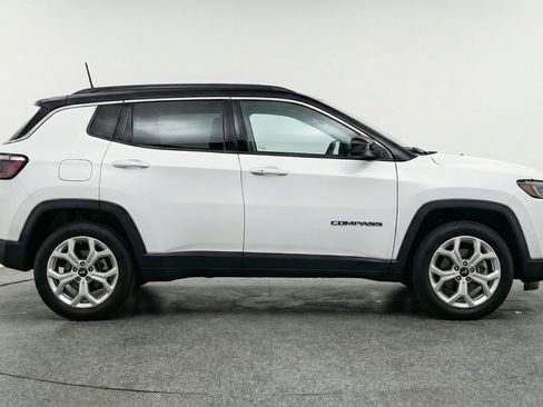 Used 2025 Jeep Compass Latitude AWD/4WD image 11