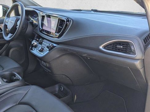 Used 2024 Chrysler Pacifica Limited image 22