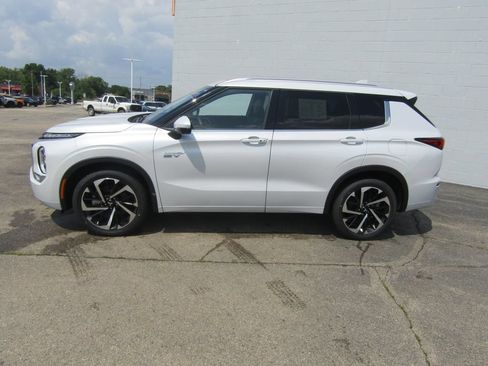 Used 2025 Mitsubishi Outlander 4WD Plug-In Hybrid image 2
