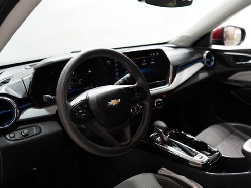 Used 2025 Chevrolet Trax LT image 17