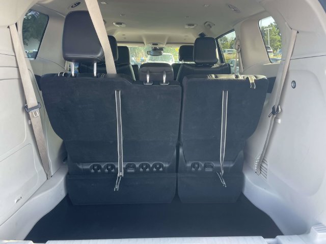 Used 2023 Chrysler Pacifica Touring-L FWD image 10