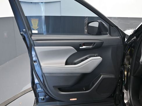 Used 2022 Toyota Highlander XLE image 23