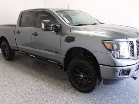 Used 2018 Nissan Titan SV w/ SV Convenience Package AWD/4WD image 4