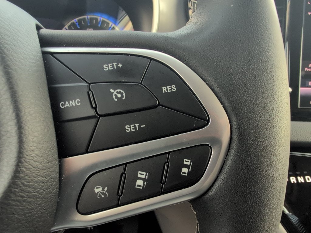 Used 2024 Chrysler Pacifica Touring-L FWD image 21