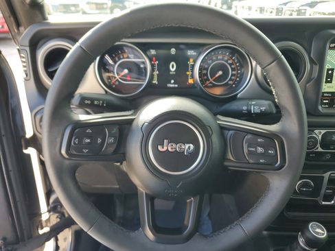 Used 2023 Jeep Gladiator Sport image 18