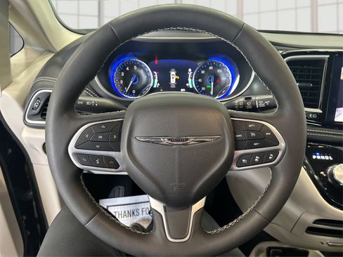 Used 2024 Chrysler Pacifica Touring-L AWD/4WD image 17