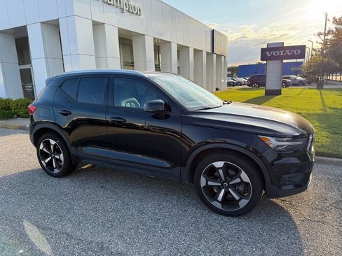 Used 2022 Volvo XC40 T4 Momentum FWD image 4