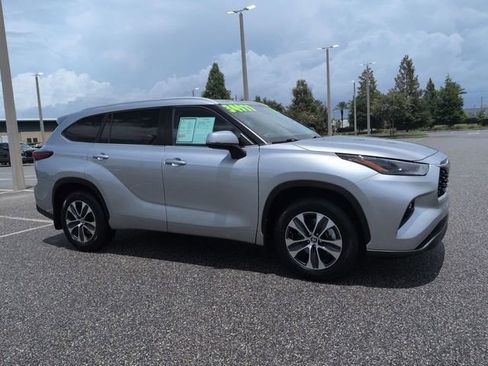 Used 2023 Toyota Highlander XLE FWD image 2