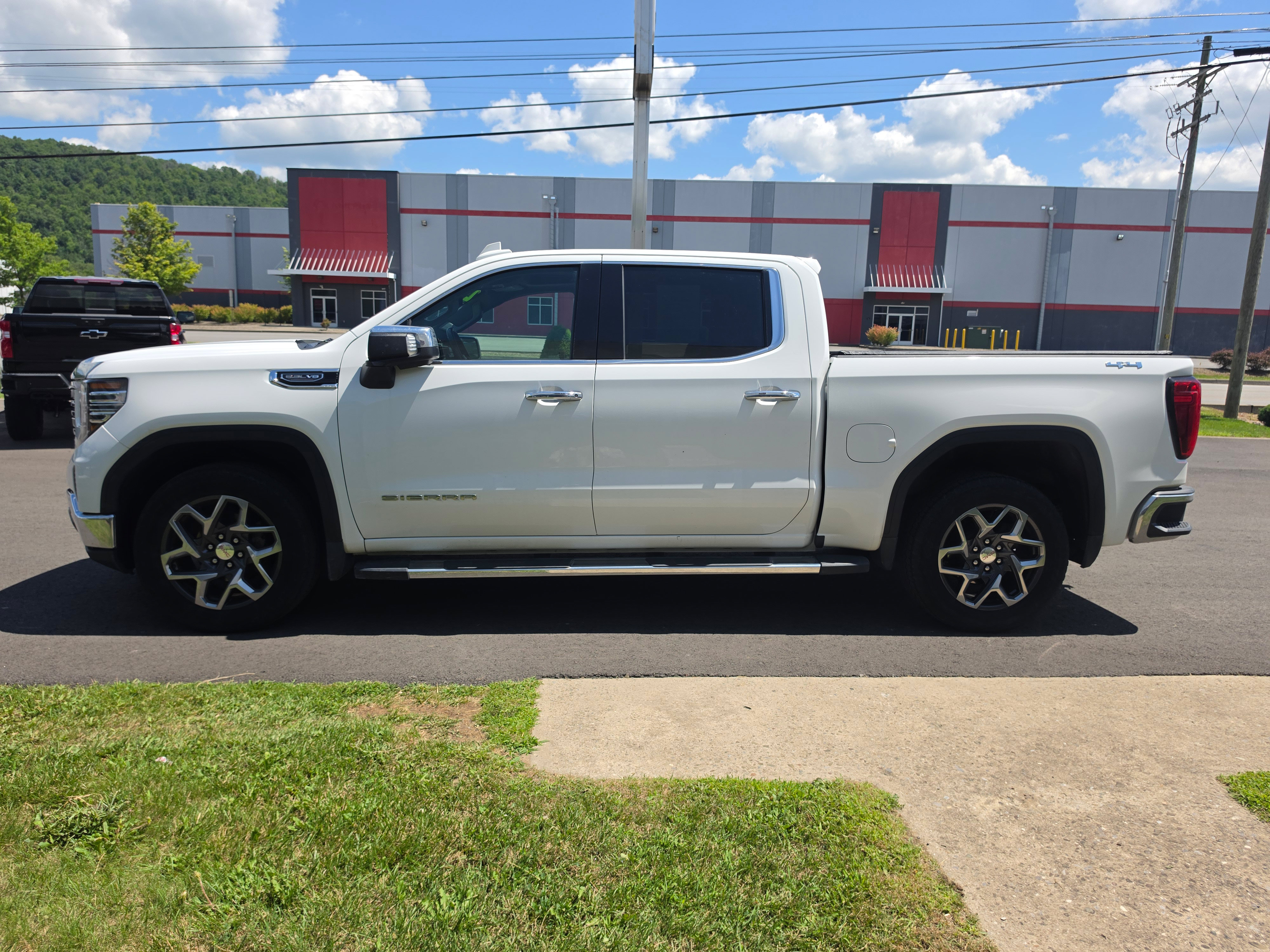 Used 2024 GMC Sierra 1500 SLT w/ SLT Premium Plus Package AWD/4WD image 7