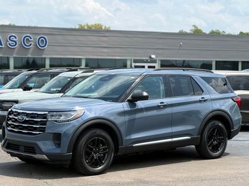 Used 2025 Ford Explorer Active AWD/4WD image 34