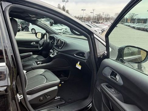 New 2026 Chrysler Pacifica Limited w/ Uconnect Theater Family Group FWD image 65