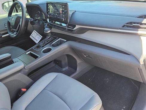 Used 2023 Toyota Sienna XLE image 23