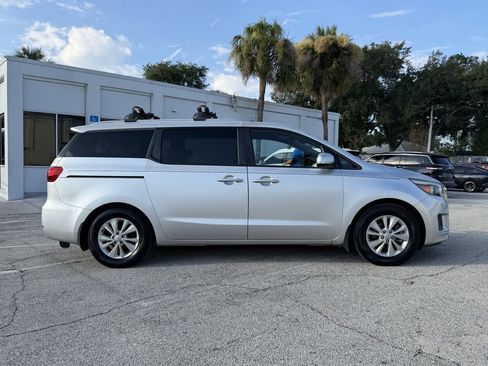 Used 2016 Kia Sedona LX w/ LX Convenience Package FWD image 3