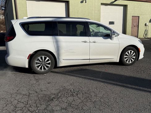 Used 2021 Chrysler Pacifica Limited image 4