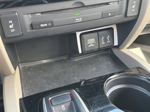 Used 2016 Honda Pilot Touring image 14