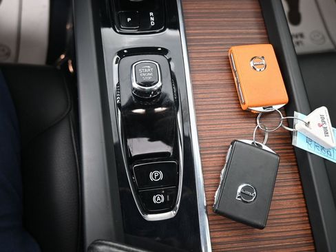 Used 2023 Volvo XC60 B5 Plus image 15