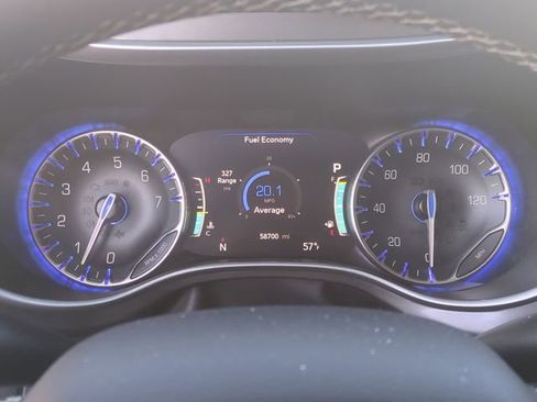 Used 2023 Chrysler Pacifica Touring-L image 33