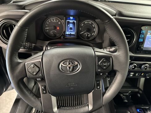 Used 2018 Toyota Tacoma TRD Off-Road image 24