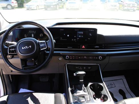 Used 2025 Kia Carnival FWD image 12