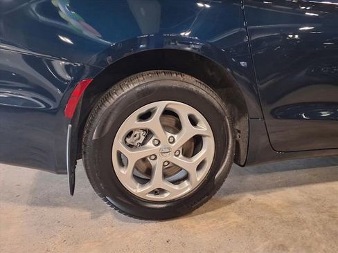 Used 2024 Chrysler Pacifica Limited AWD/4WD image 10
