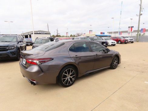 Used 2022 Toyota Camry SE image 9