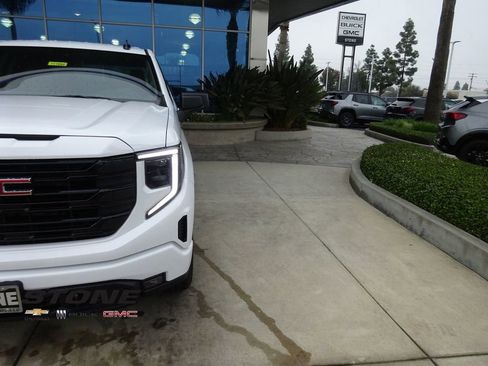 New 2026 GMC Sierra 1500 Elevation image 32