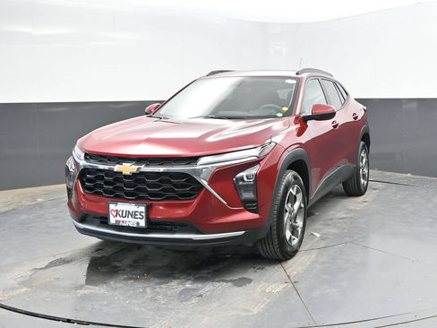Used 2025 Chevrolet Trax LT FWD image 3