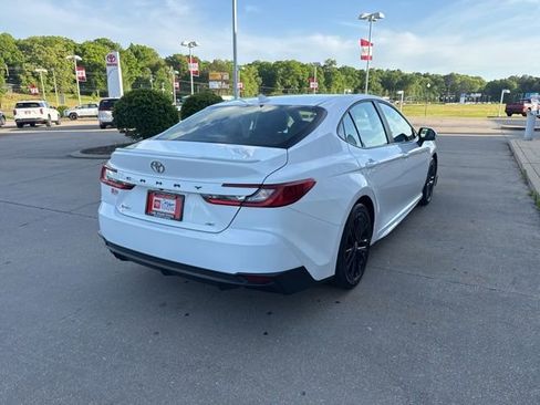 Used 2025 Toyota Camry SE image 10