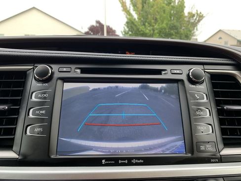 Used 2017 Toyota Highlander SE image 25