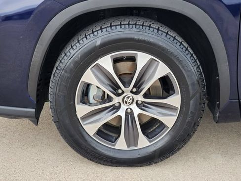 Used 2021 Toyota Highlander XLE FWD image 17