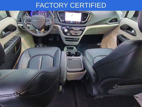 Certified 2024 Chrysler Pacifica Touring-L image 28