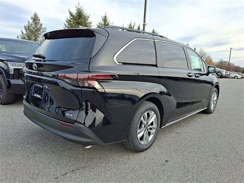 New 2026 Toyota Sienna XLE image 4