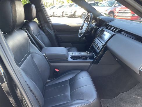 Used 2019 Land Rover Discovery SE image 12