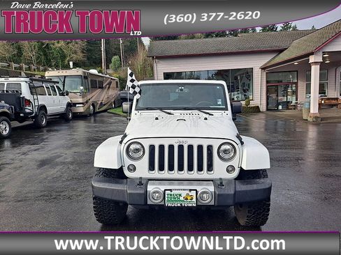 Used 2017 Jeep Wrangler Unlimited Sahara w/ Connectivity Group image 10