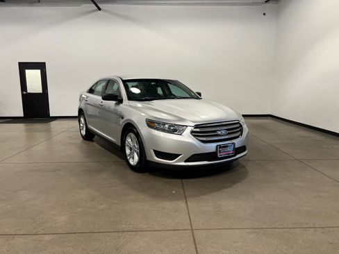 Used 2015 Ford Taurus SE image 1