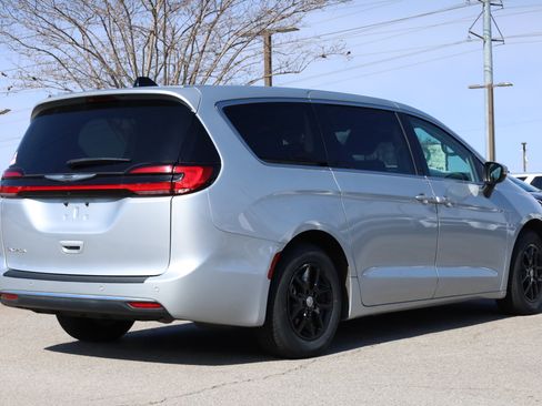Used 2023 Chrysler Pacifica Touring-L image 5