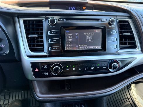 Used 2019 Toyota Highlander LE AWD/4WD image 43