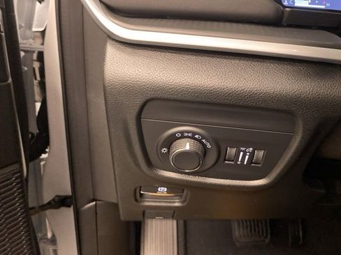 Used 2025 Jeep Grand Cherokee Laredo image 16