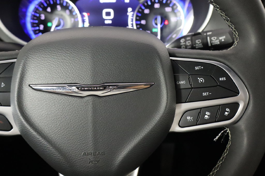 Used 2025 Chrysler Pacifica Select FWD image 10