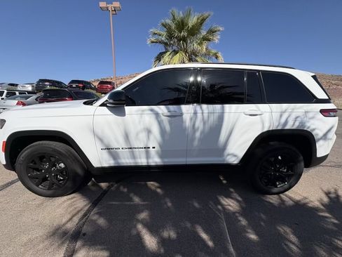 Used 2025 Jeep Grand Cherokee Altitude AWD/4WD image 2